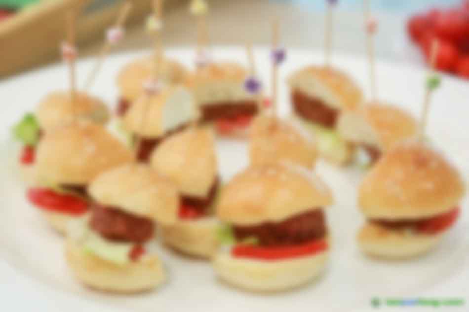 2019年10月16日，金字火腿股份有限公司在上海發布“人造肉”植物肉餅。 視覺中國 圖
