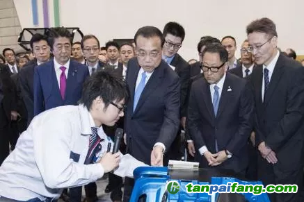 圖2 2018年5月13日，李克強總理參觀日本豐田氫燃料汽車。